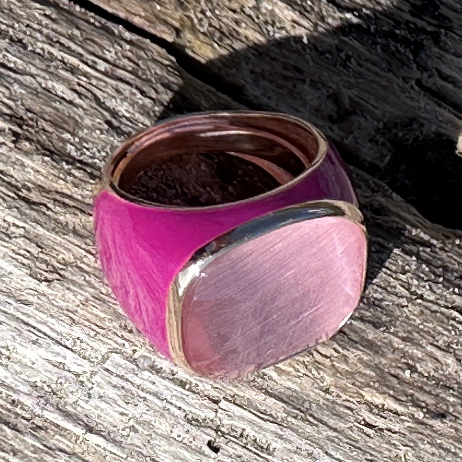 Anello in argento rosè con smalto fucsia e quarzo idrotermale rosa-Lucos