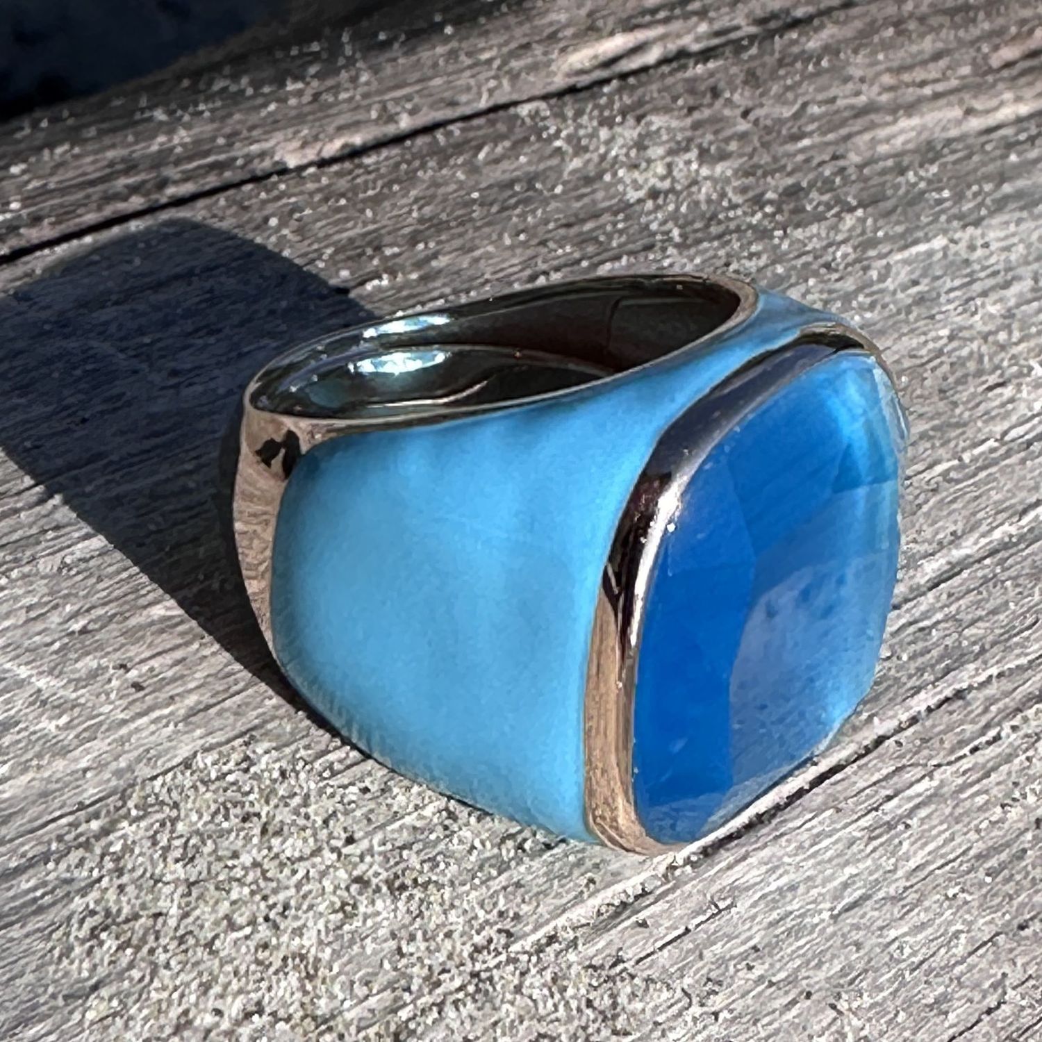 Anello in argento rosè con smalto azzurro e quarzo idrotermale azzurro-Lucos