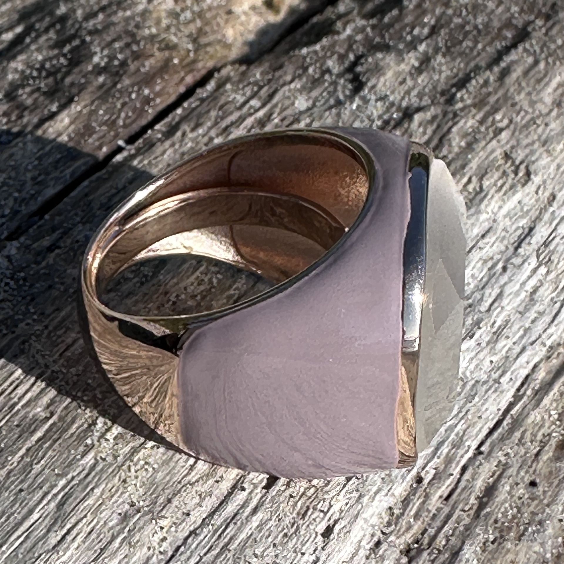 Anello in argento rosè con smalto rosa cipria e quarzo idrotermale bianco lunare-Lucos