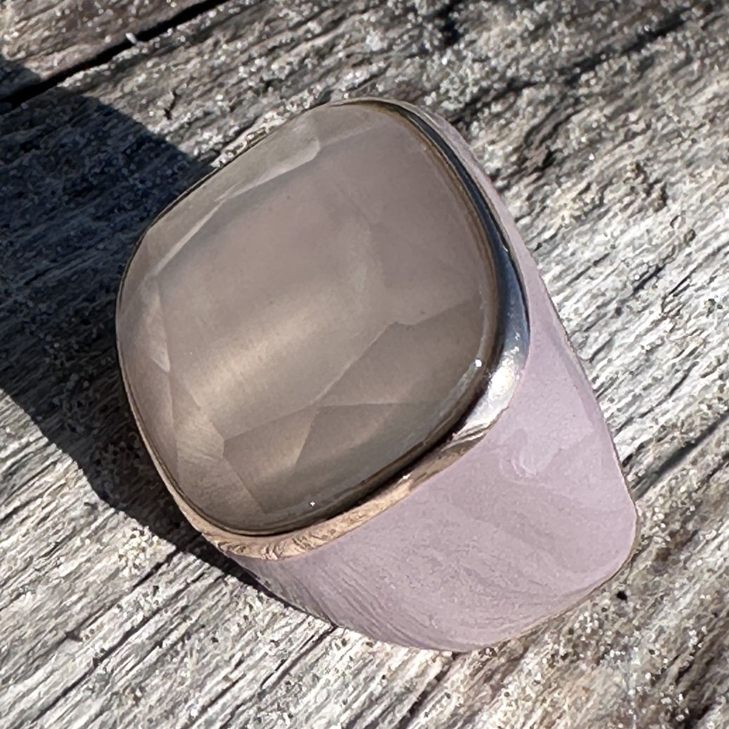 Anello in argento rosè con smalto rosa cipria e quarzo idrotermale bianco lunare-Lucos