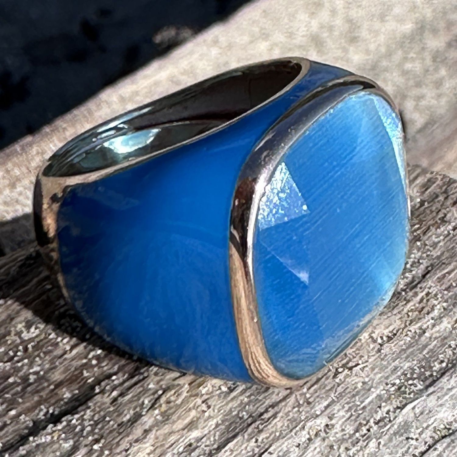 Anello in argento rosè con smalto blu e quarzo idrotermale azzurro-Lucos