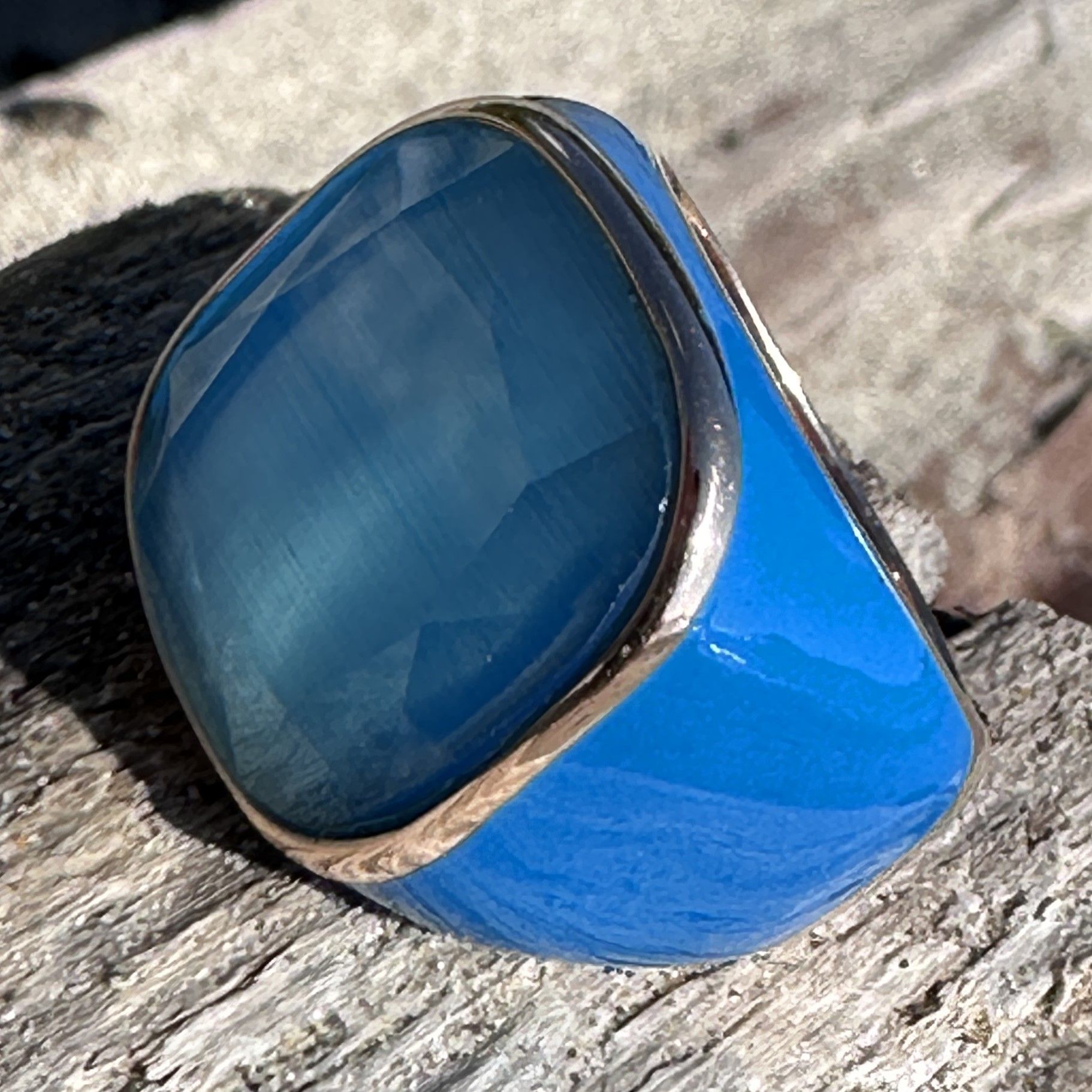 Anello in argento rosè con smalto blu e quarzo idrotermale azzurro-Lucos