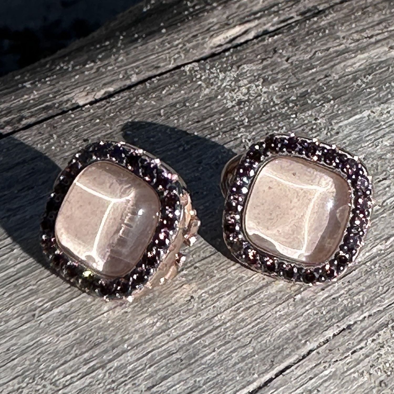 Orecchini bottone in argento rosè con quarzo idrotermale rosa antico e zirconi brown-Lucos