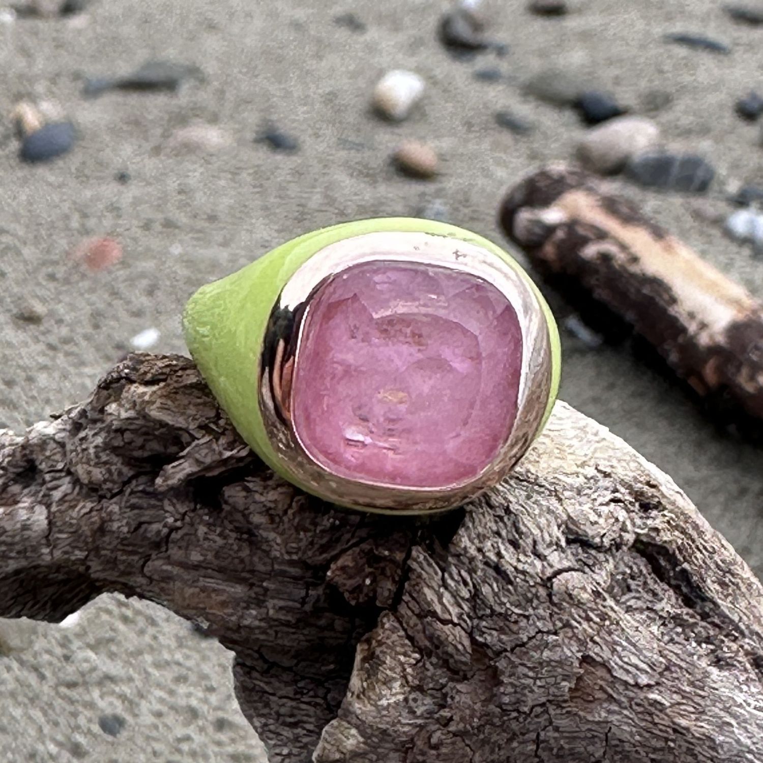 Anello in argento rosè,smalto verde acido e quarzo idrotermale rosa-Lucos