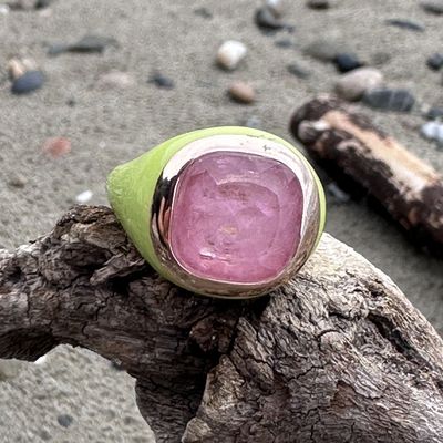 Anello in argento rosè,smalto verde acido e quarzo idrotermale rosa-Lucos