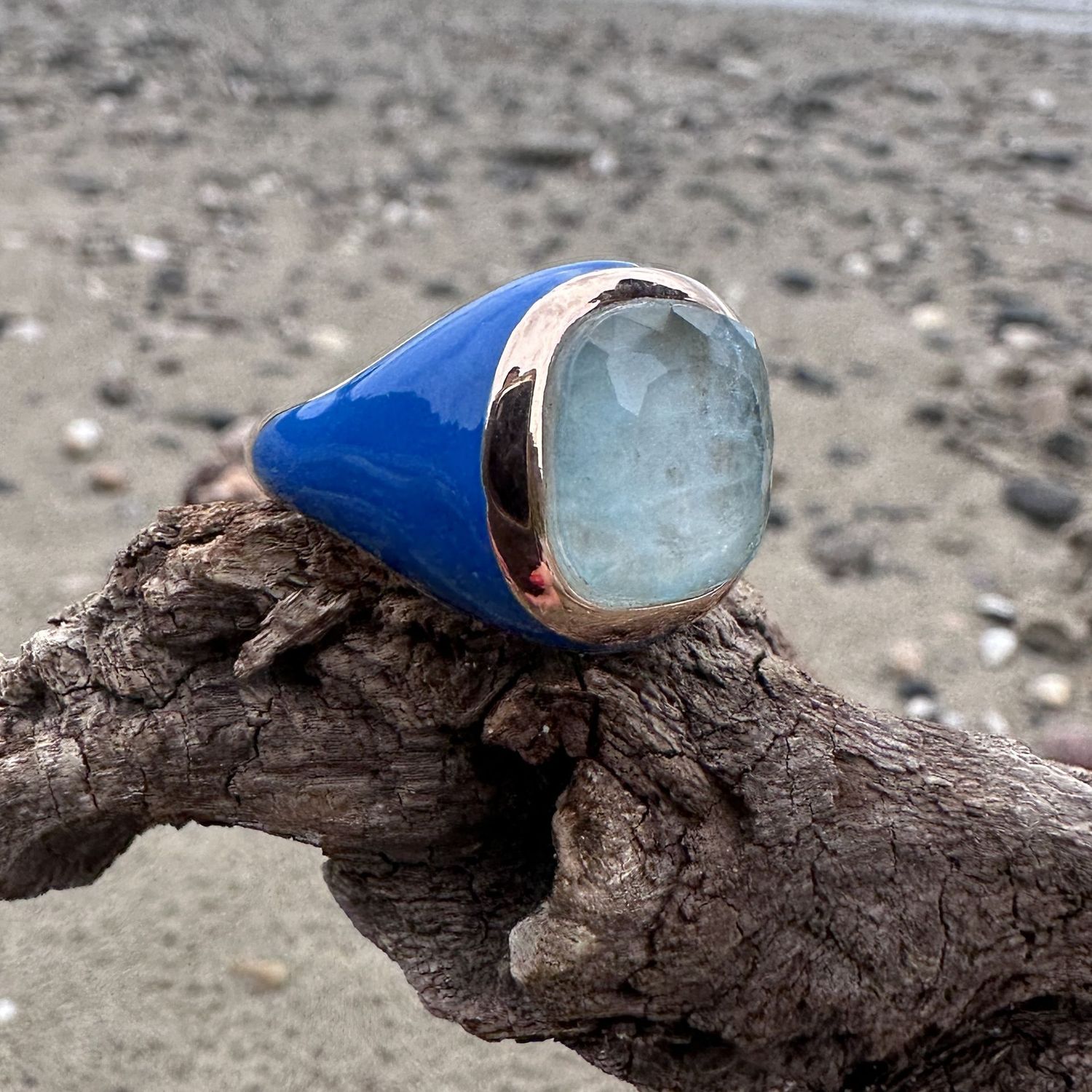 Anello in argento rosè con smalto blu e quarzo idrotermale azzurro-Lucos