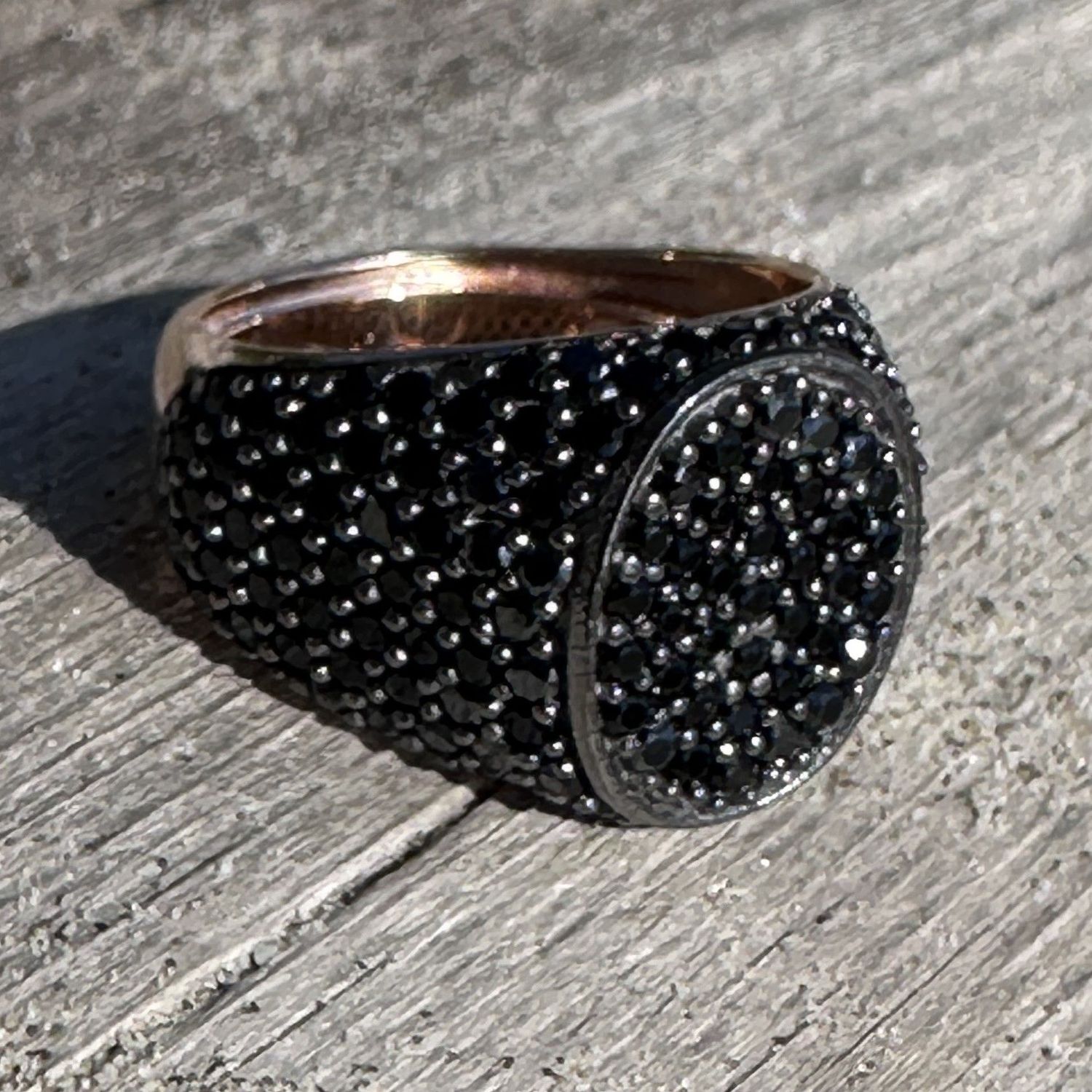 Anello chevalier in argento rosa e zirconi neri-Lucos