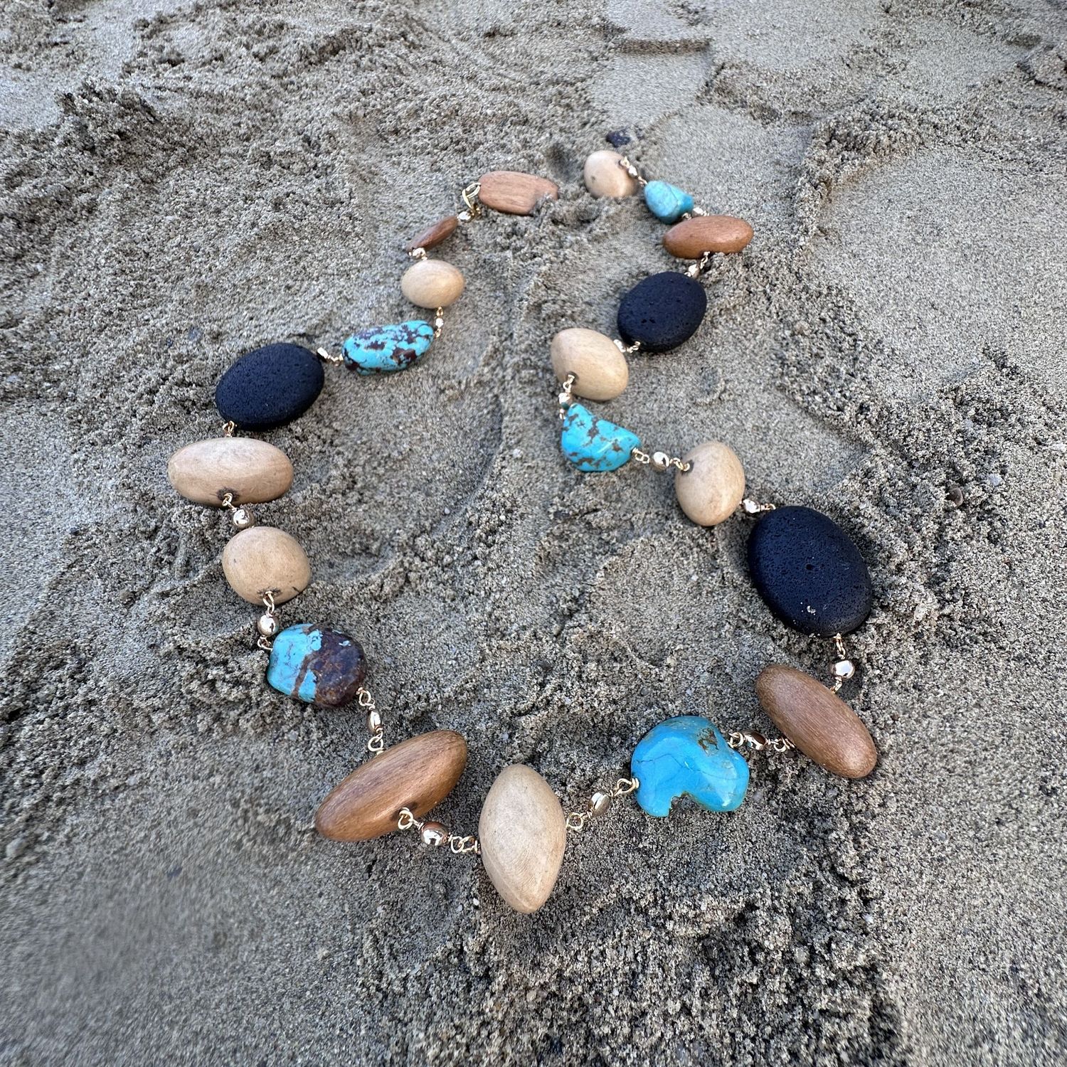 Collana in turchese,lava nera e legno-Ventura
