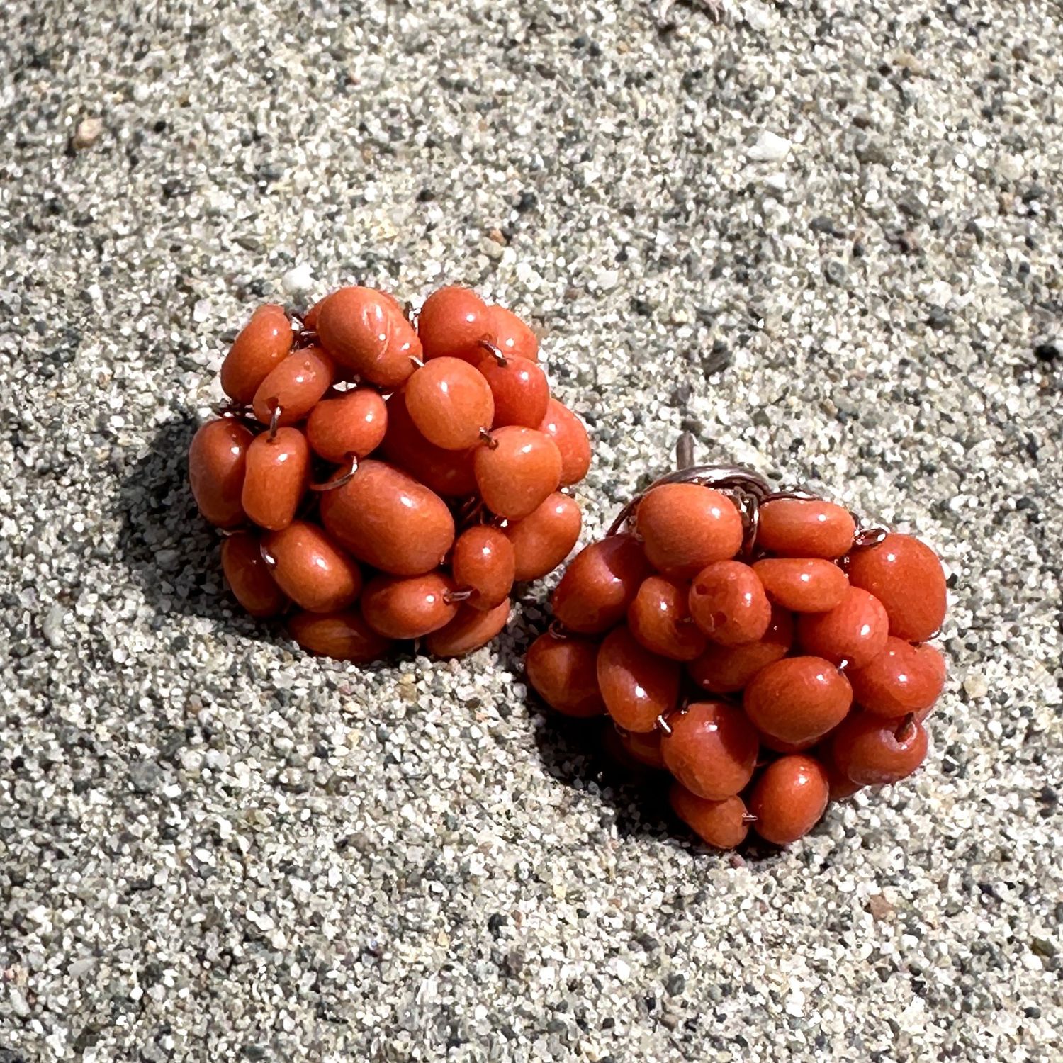 Orecchini bottone in corallo aranciato su argento rosè-Eliana Scognamiglio