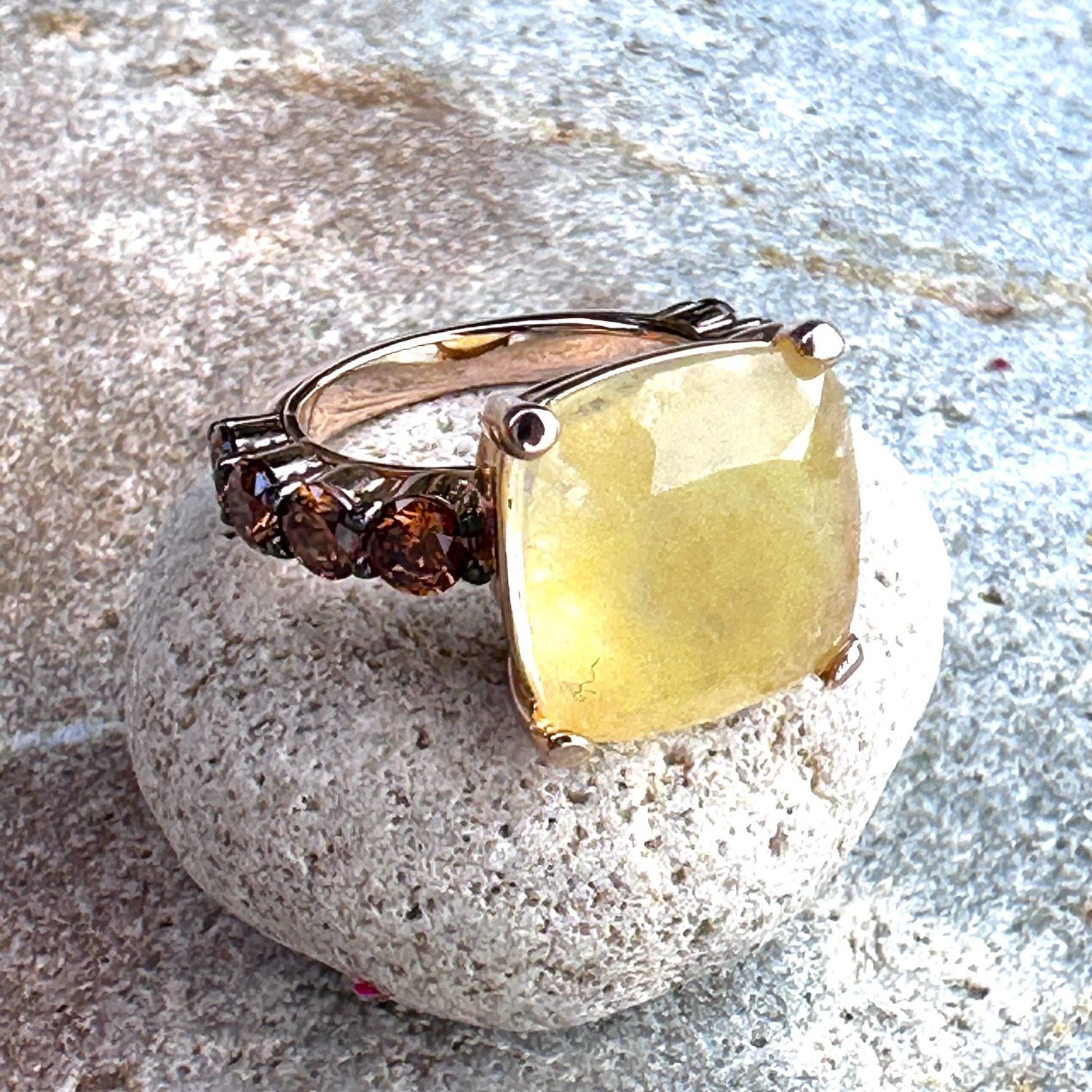 Anello in argento rosè con quarzo idrotermale giallo e zirconi brown-Lucos