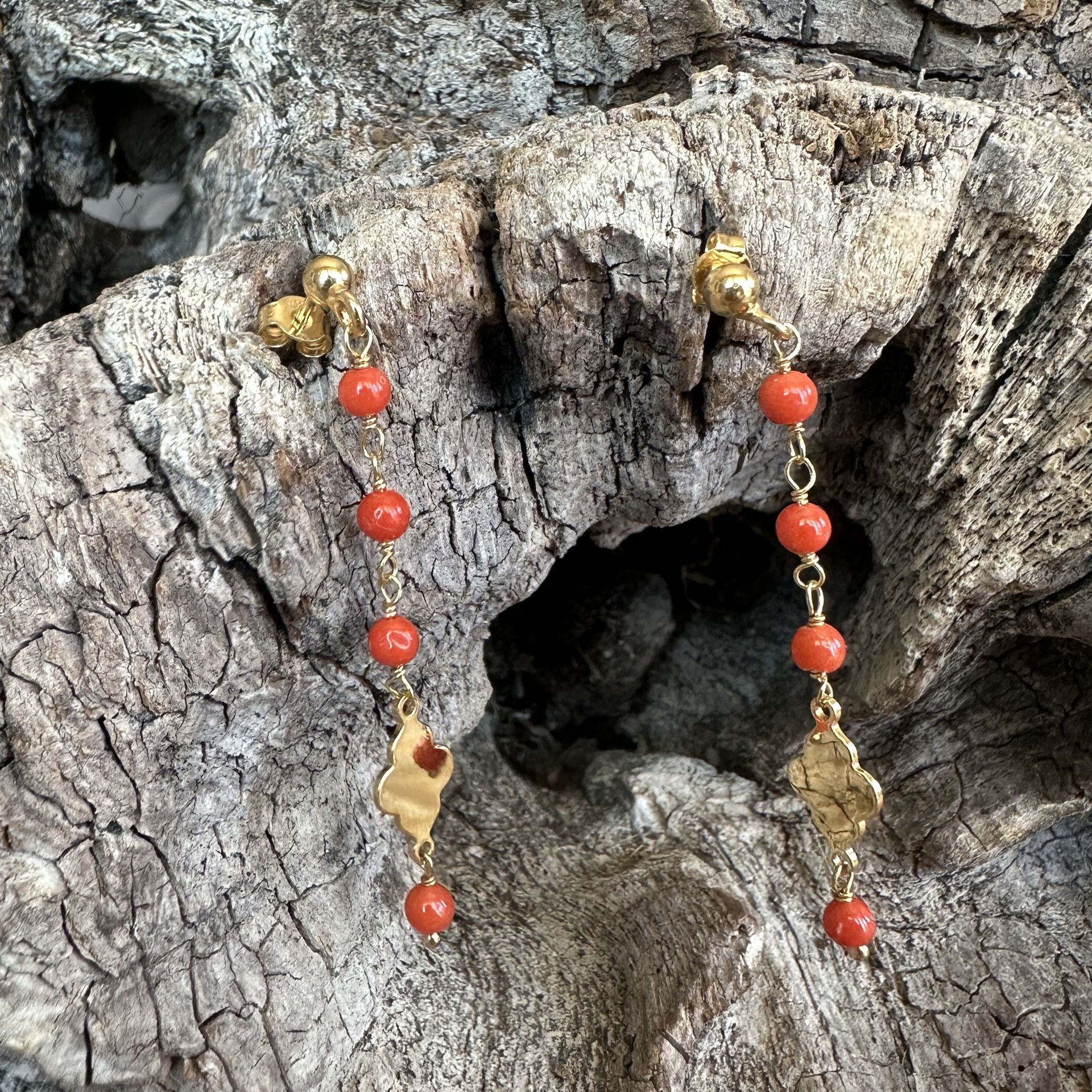 Orecchini in argento bagnato oro e corallo rosso-Ishwara