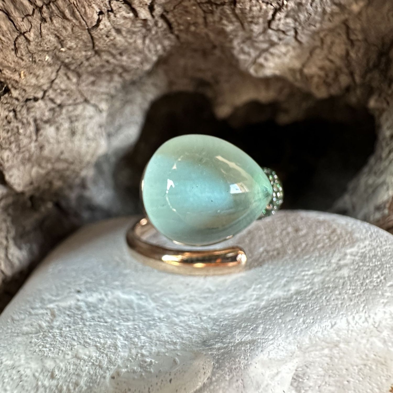 Anello in argento rosè 'palloncino' con quarzo idrotermale verde acqua e zirconi verdi-Lucos
