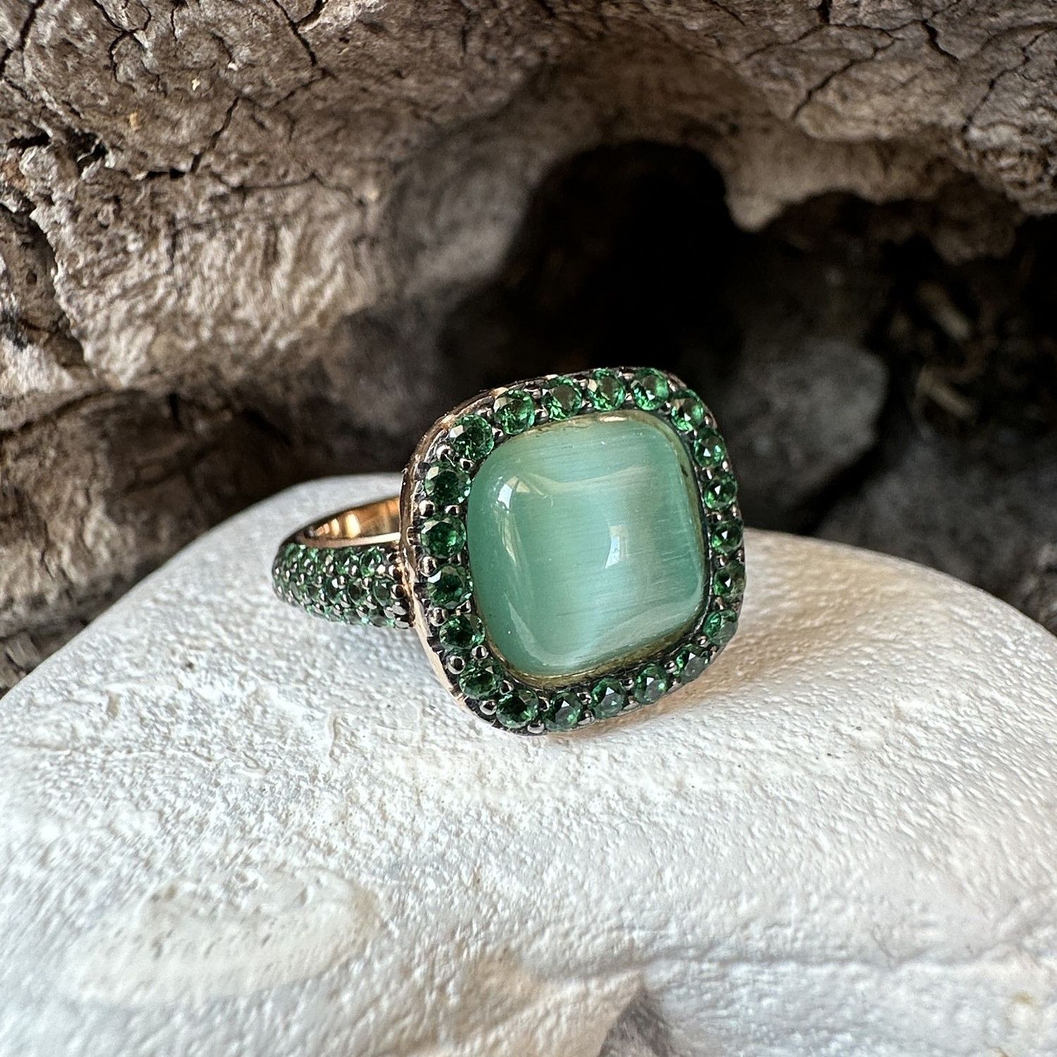 Anello in argento rosè con quarzo idrotermale verde e zirconi verdi-Lucos