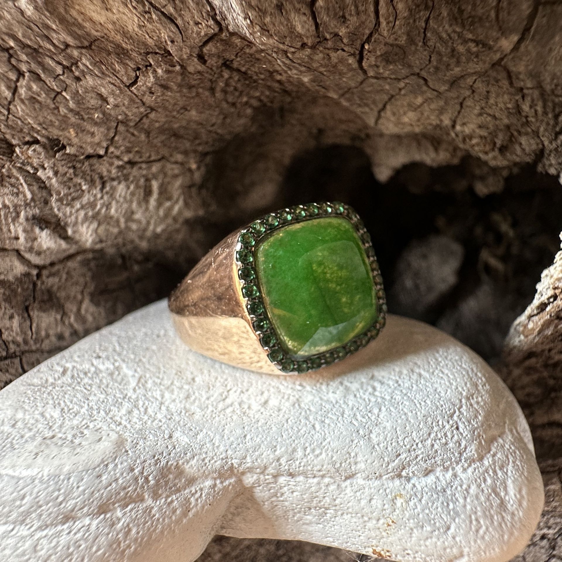 Anello in argento rosè con quarzo idrotermale quadrato verde e zirconi verdi-Lucos