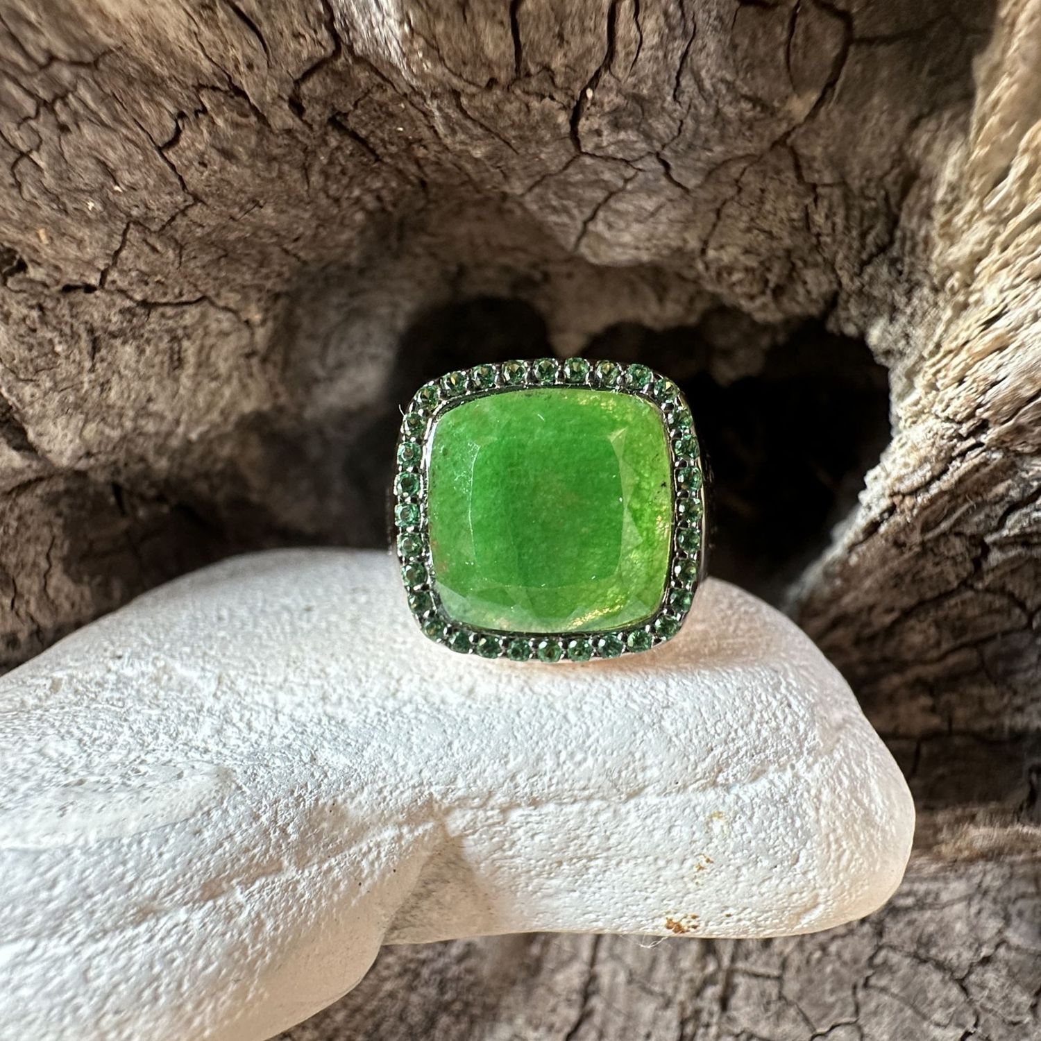 Anello in argento rosè con quarzo idrotermale quadrato verde e zirconi verdi-Lucos