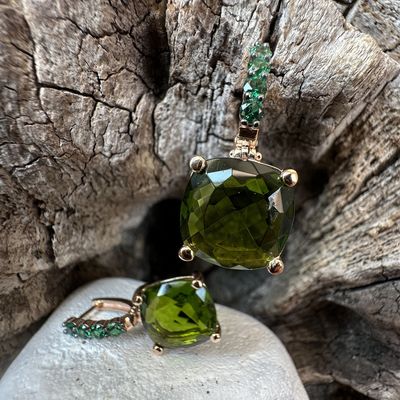 Orecchini in argento rosè con cerchietto in zirconi verdi e quarzo idrotermale verde oliva-Lucos