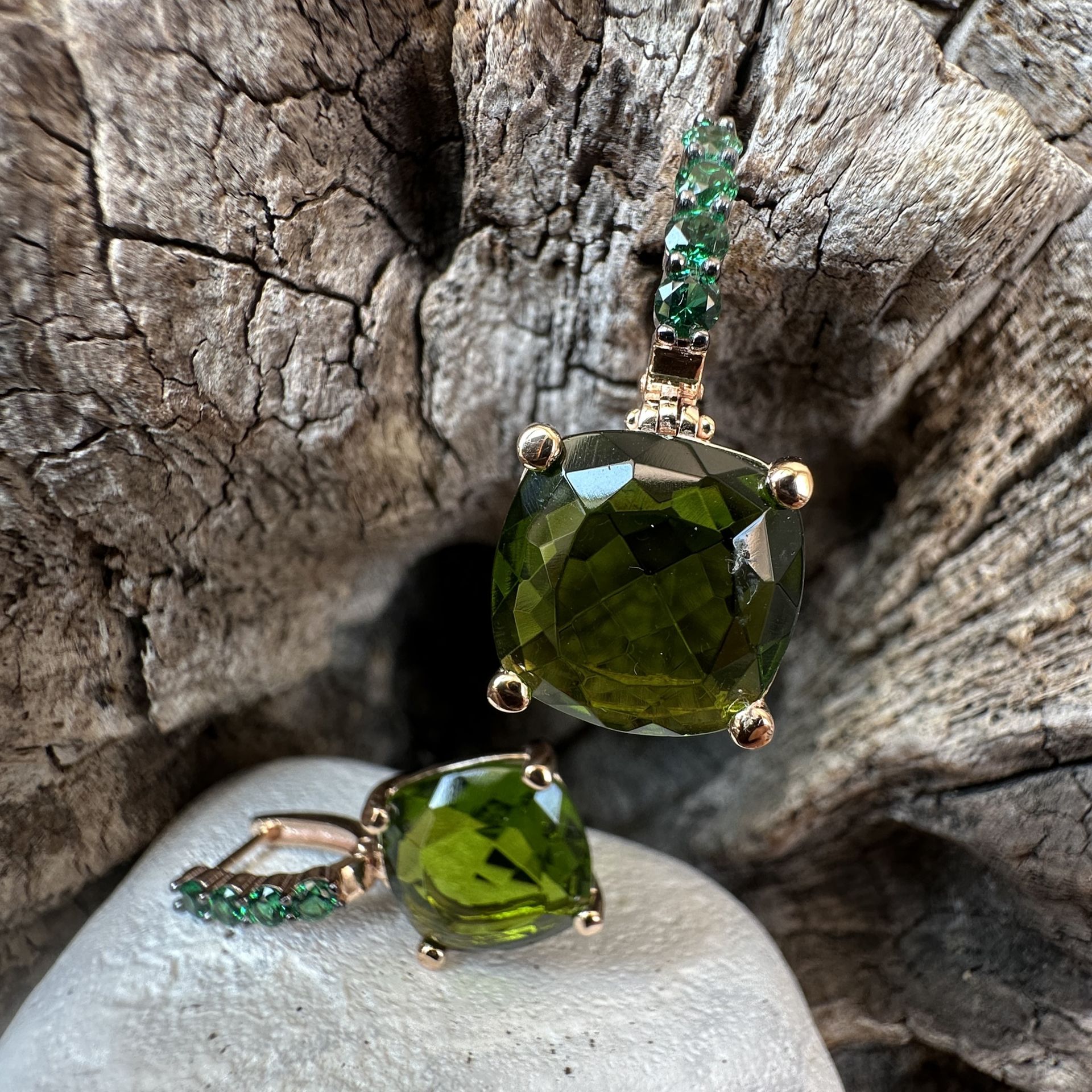 Orecchini in argento rosè con cerchietto in zirconi verdi e quarzo idrotermale verde oliva-Lucos
