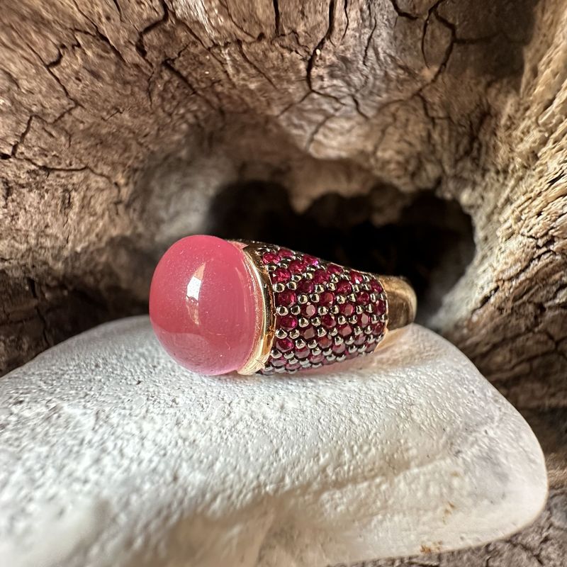Anello in argento rosè con cabocion tinta ciliegia e zirconi rossi-Lucos