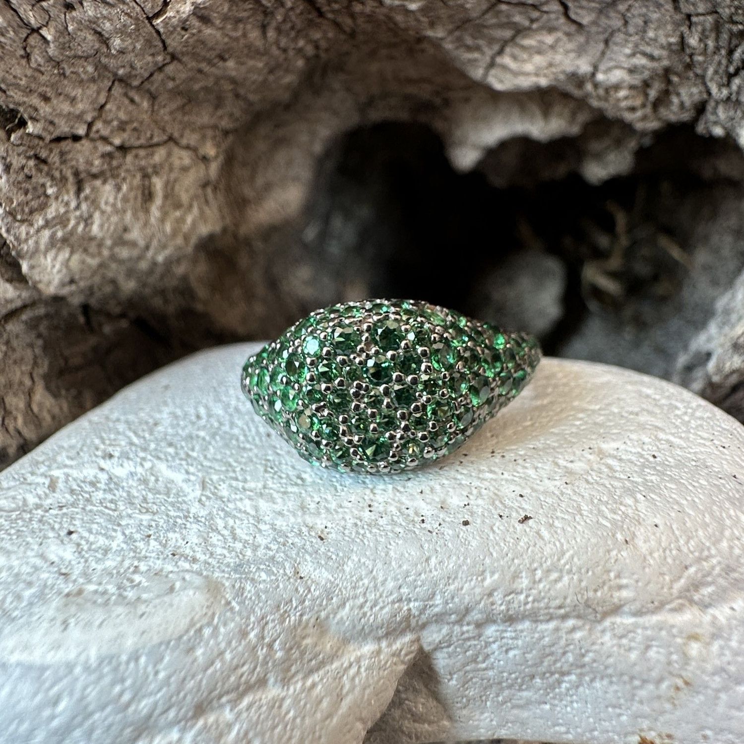Anello chevalier in argento rosè e zirconi verdi-Lucos