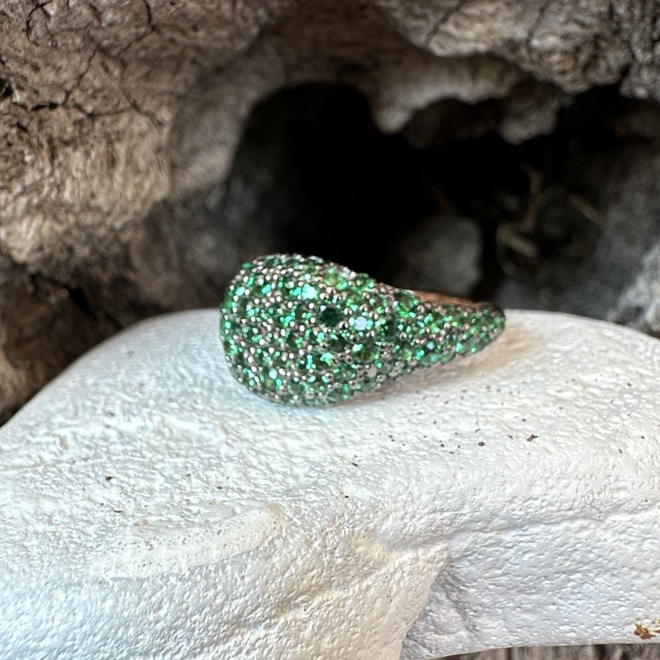 Anello chevalier in argento rosè e zirconi verdi-Lucos