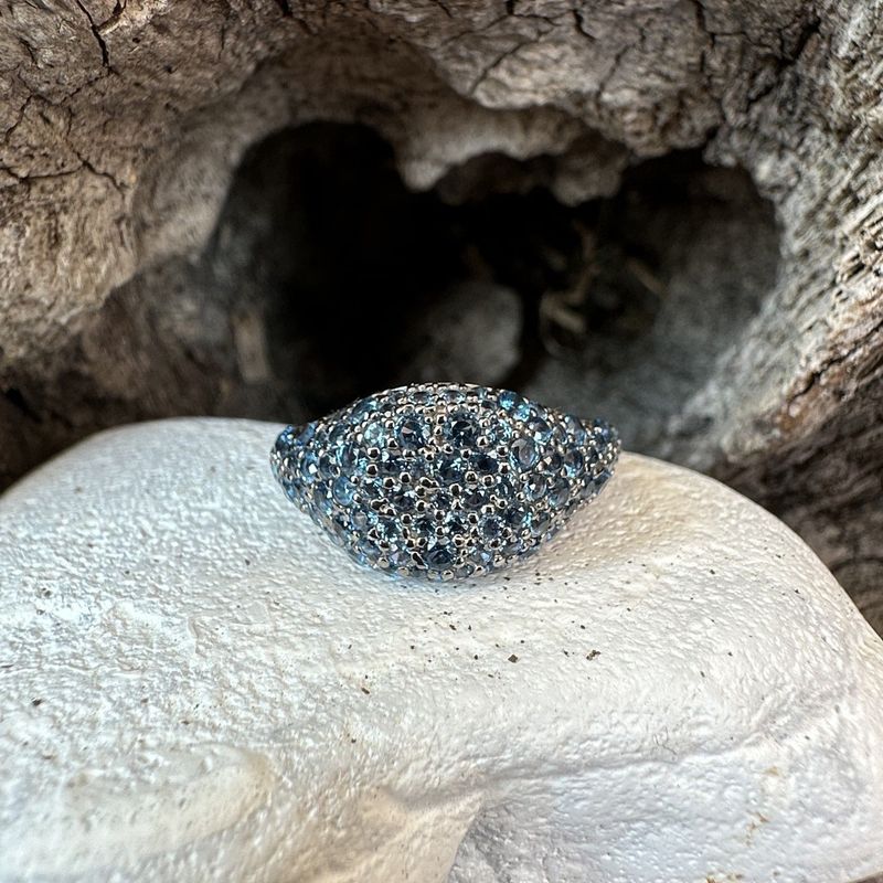 Anello chevalier in argento rosè e zirconi blu-Lucos