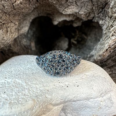 Anello chevalier in argento rosè e zirconi blu-Lucos