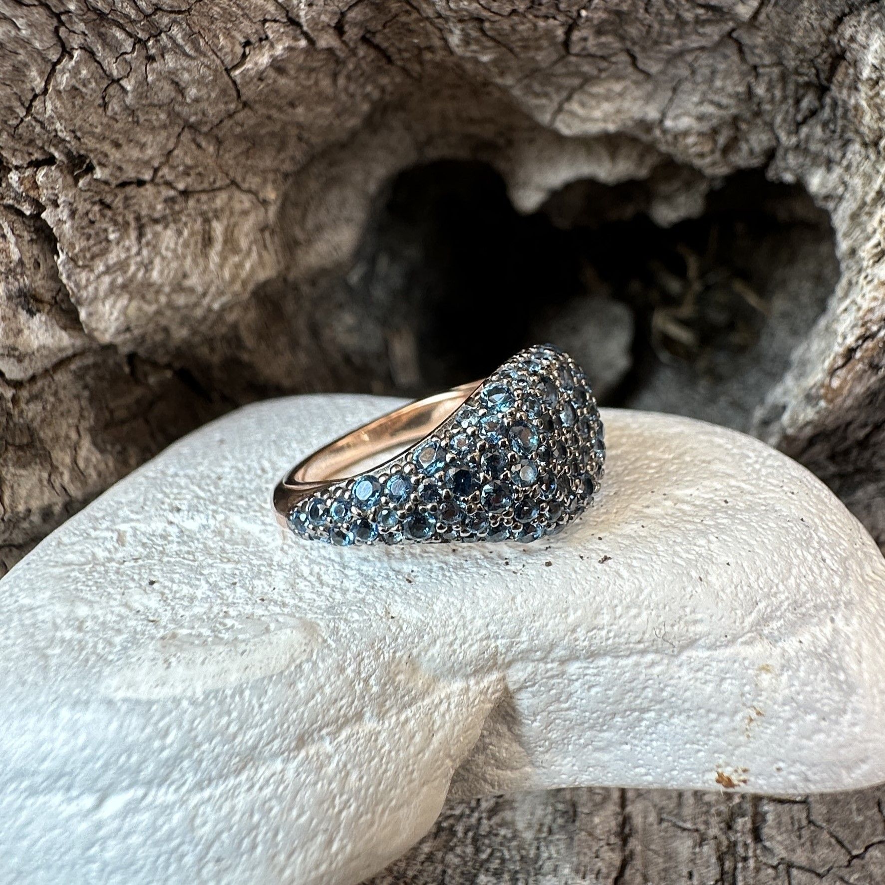 Anello chevalier in argento rosè e zirconi blu-Lucos