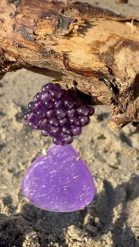 Orecchini in argento bagnato oro con ametista lavorata a tessito e goccia incisa-Genny