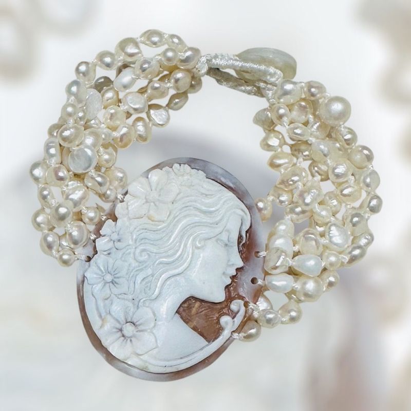 Bracciale multifilo in perle di fiume e cammeo centrale-Carola