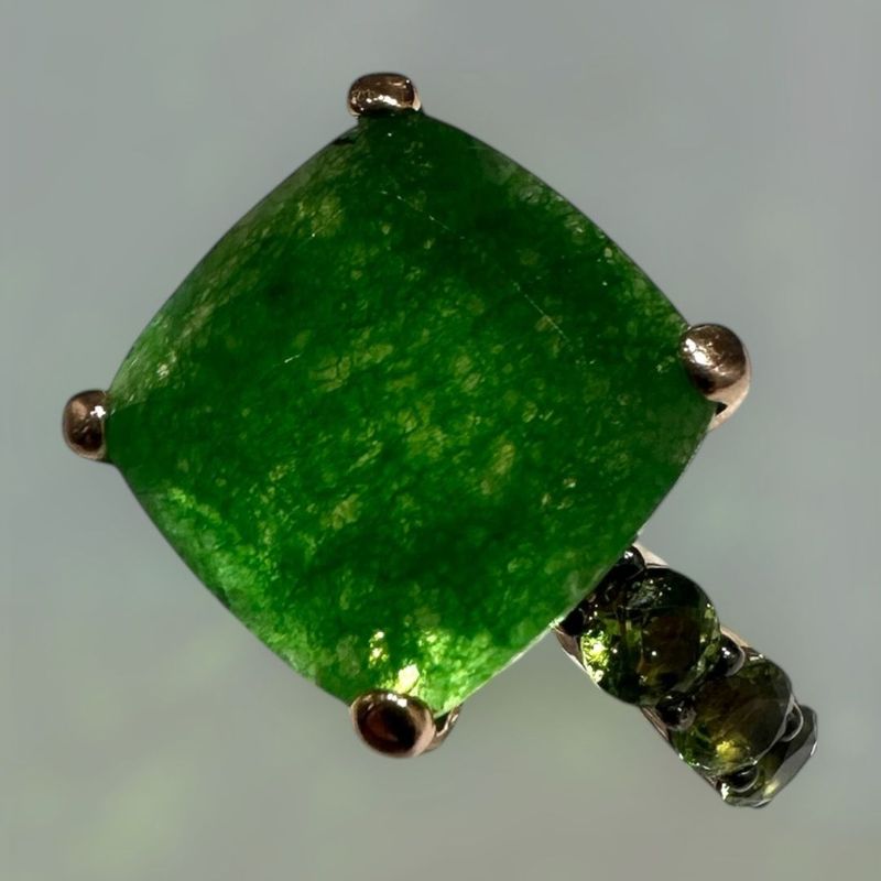 Anello in argento rosa con quarzo idrotermale verde e ziconi verde oliva-Lucos