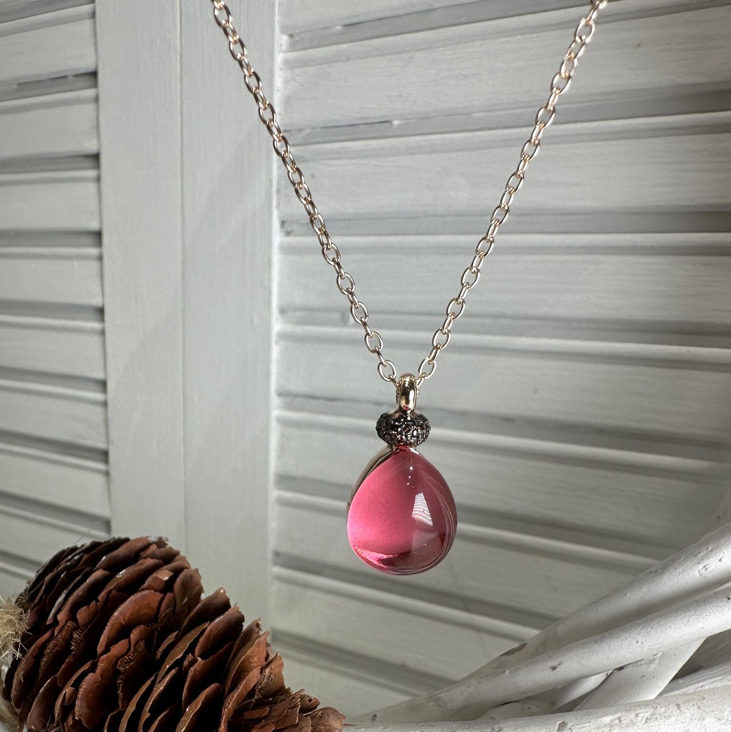 Collana in argento rosa e quarzo idrotermale cabochon a goccia tinta ciliegia-Lucos