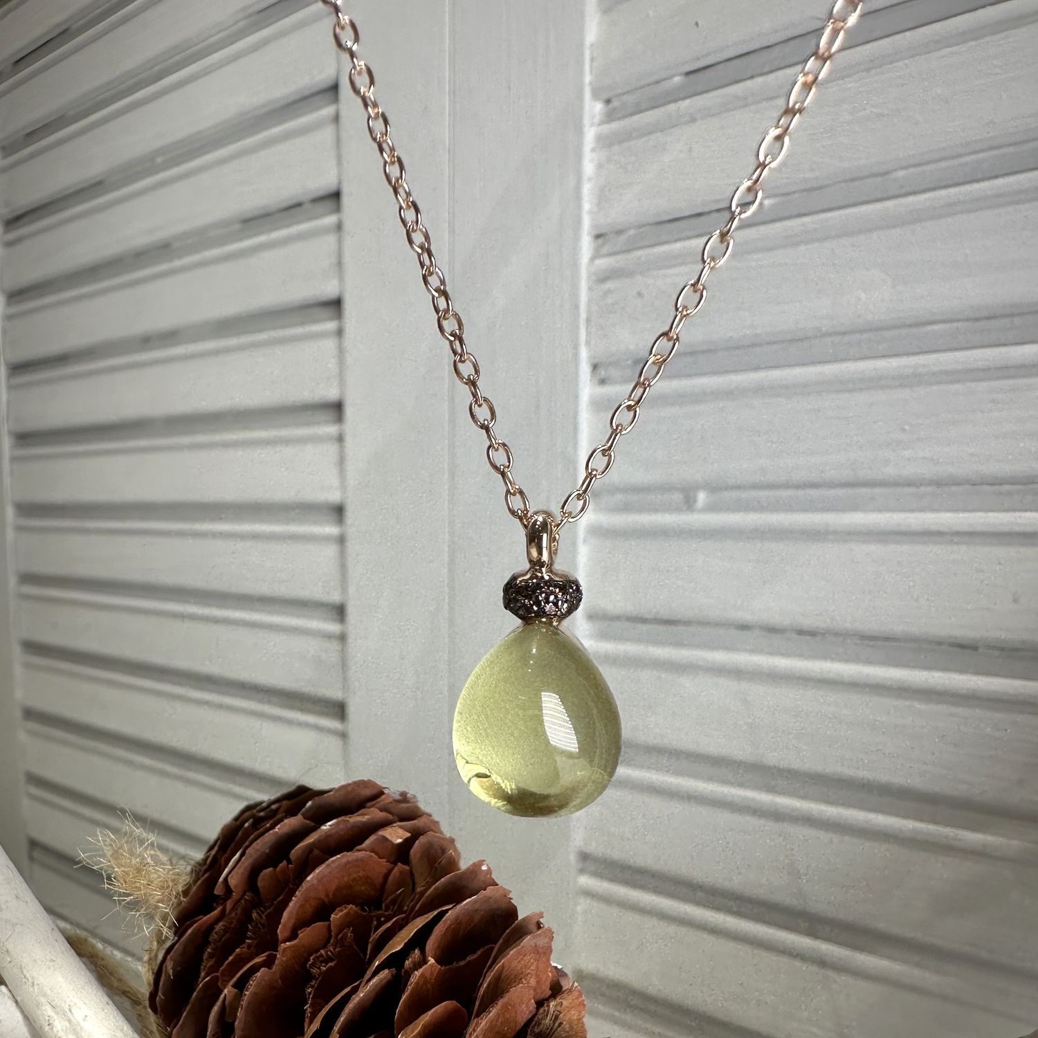Collana in argento rosa con quarzo idrotermale cabochon a goccia tinta verde acido-Lucos