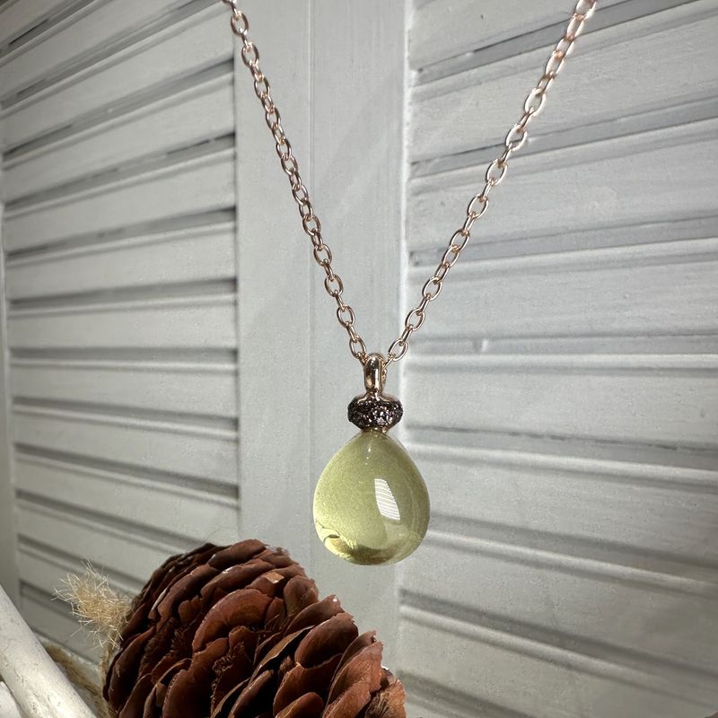 Collana in argento rosa con quarzo idrotermale cabochon a goccia tinta verde acido-Lucos