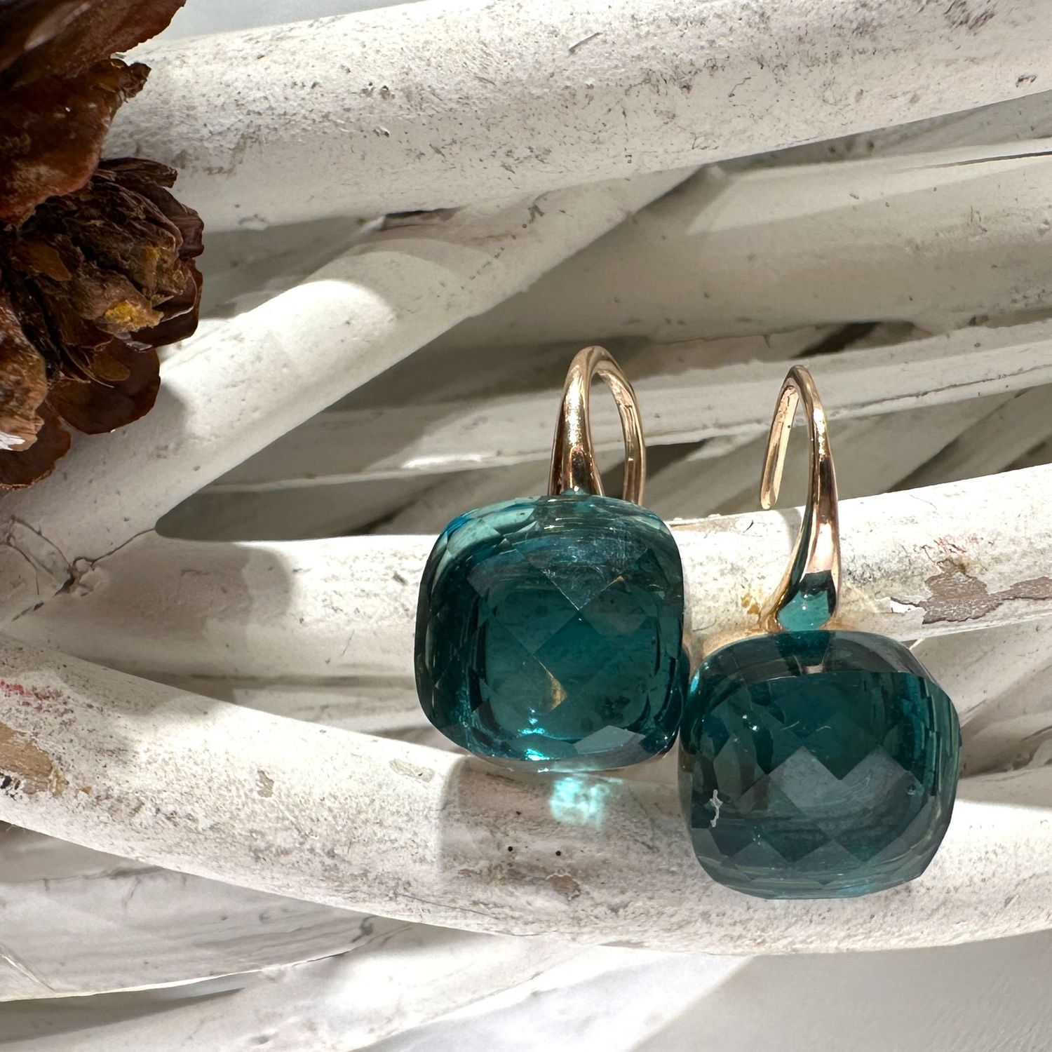 Orecchini monachella in argento rosa con quarzo idrotermale tinta ottanio-Lucos