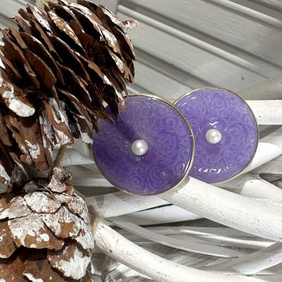 Orecchini a bottone in giada lilla con perlina montati su argento placcato oro-Carola Orecchini a bottone in giada lilla con perlina montati su argento placcato oro-Carola