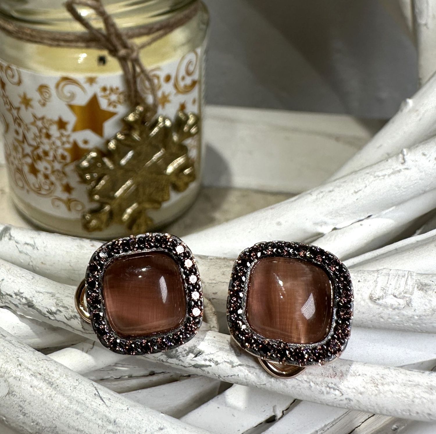 Orecchini bottone in argento rosè con quarzo idrotermale brown e zirconi brown -Lucos