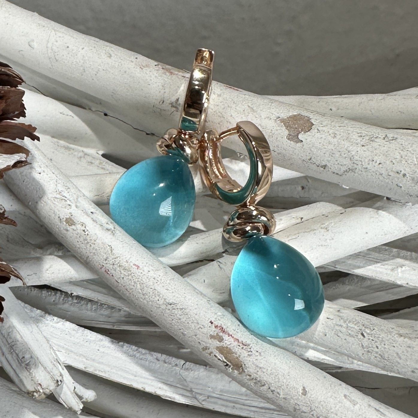 Orecchini in argento rosa con quarzo idrotermale cabochon a forma di goccia color azzurro-Lucos