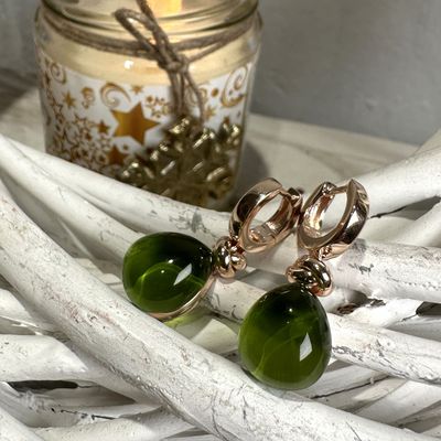 Orecchini in argento rosa con quarzo idrotermale cabochon a goccia tinta verde oliva -Lucos