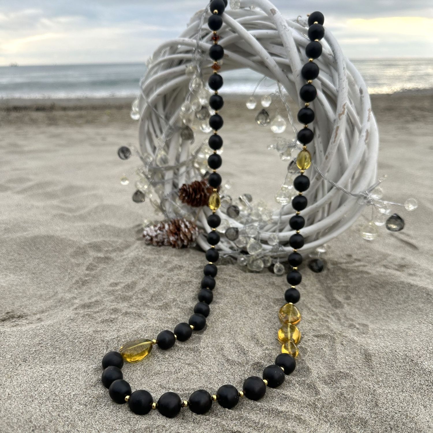 Collana lunga in ebano e ambra verde-Carola