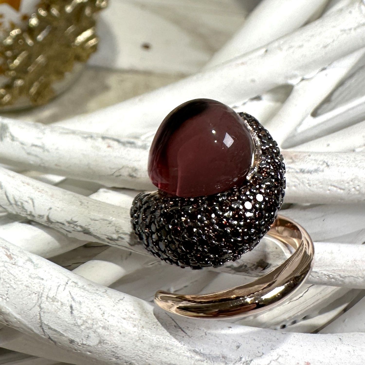 Anello regolabile in argento rosa con quarzo idrotermale cabochon vinaccia e zirconi brown-Lucos