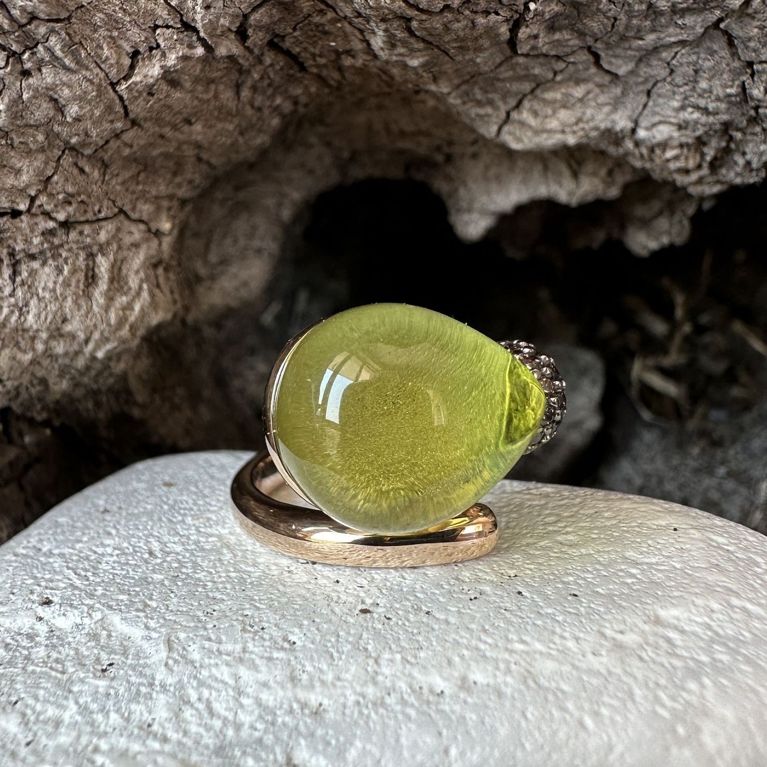 Anello 'palloncino' in argento rosa con quarzo idreotermale cabochon tinta verde acido-Lucos