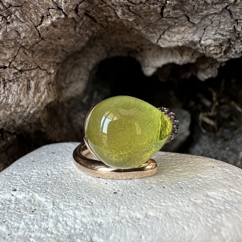 Anello 'palloncino' in argento rosa con quarzo idreotermale cabochon tinta verde acido-Lucos