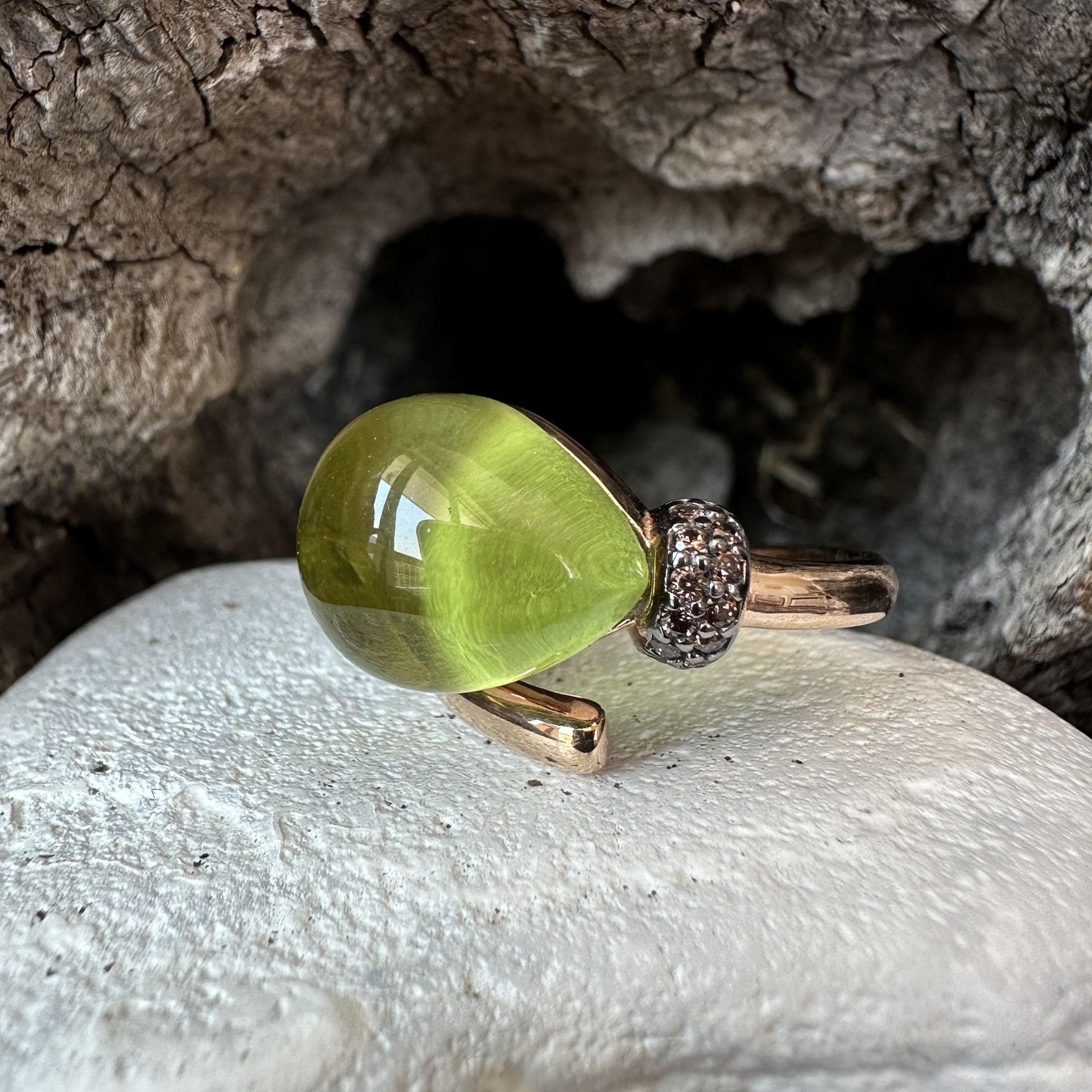 Anello 'palloncino' in argento rosa con quarzo idreotermale cabochon tinta verde acido-Lucos