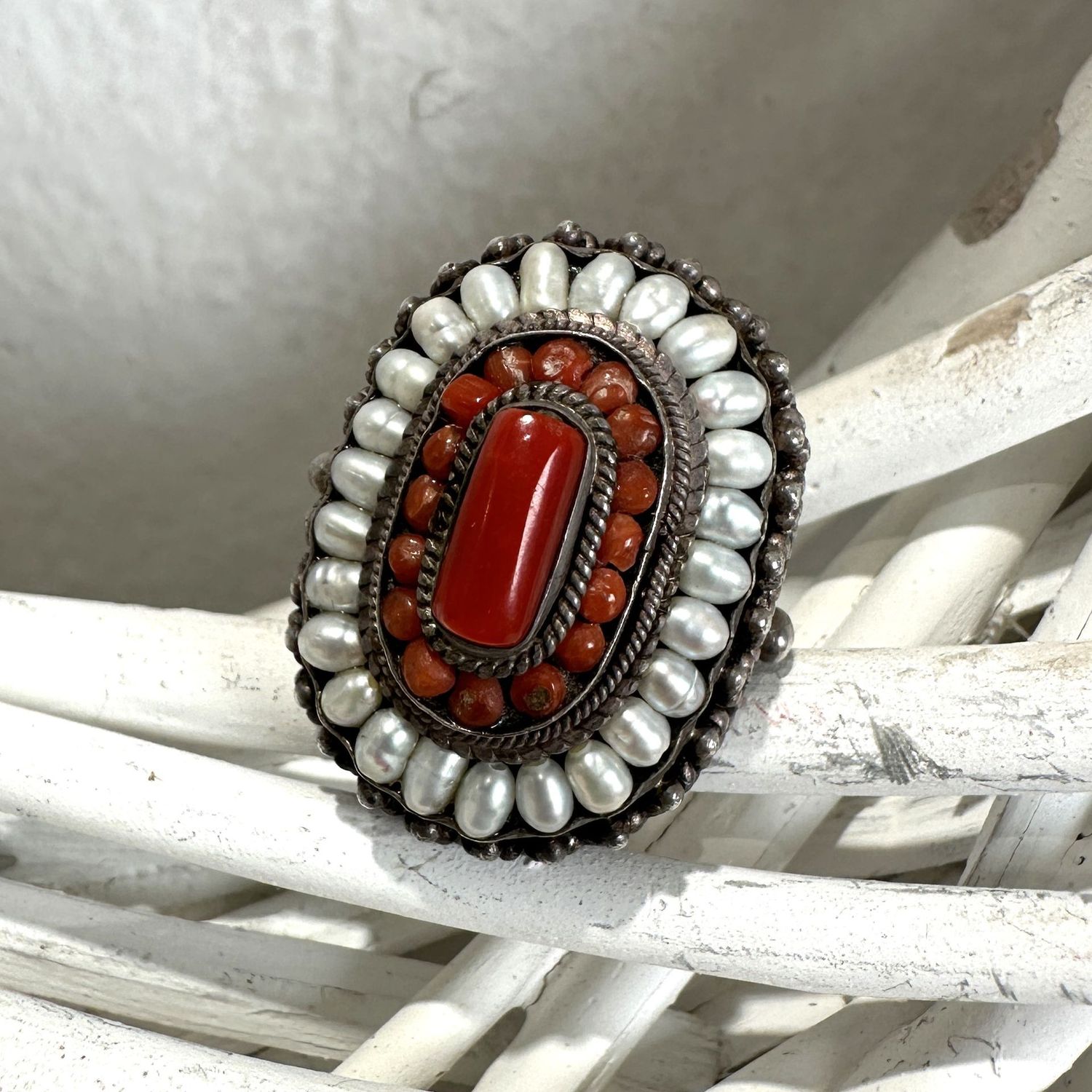 Anello in argento antico tibetano con corallo e perle di fiume