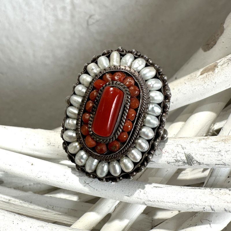 Anello in argento antico tibetano con corallo e perle di fiume