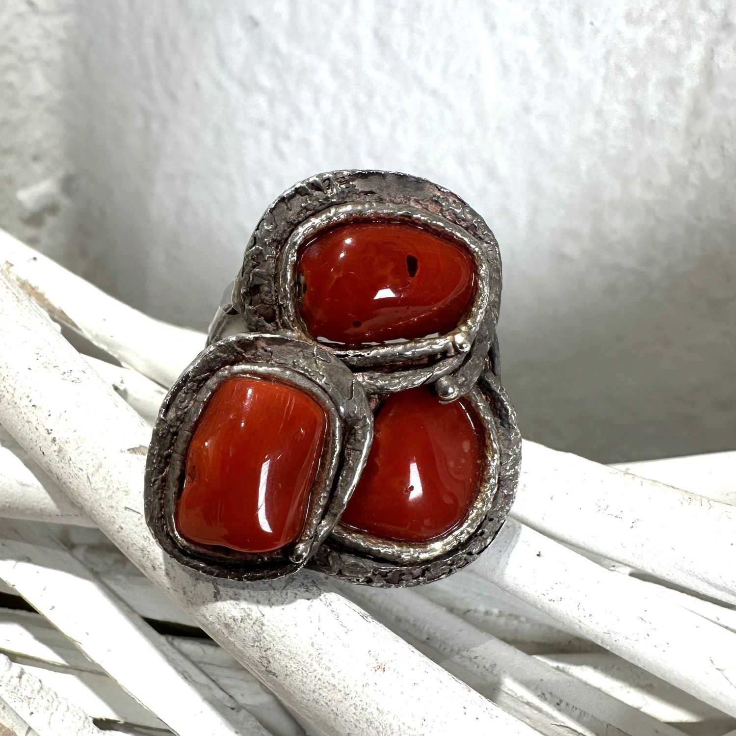 Anello in argento regolabile con corallo rosso-Ventura Gioielli