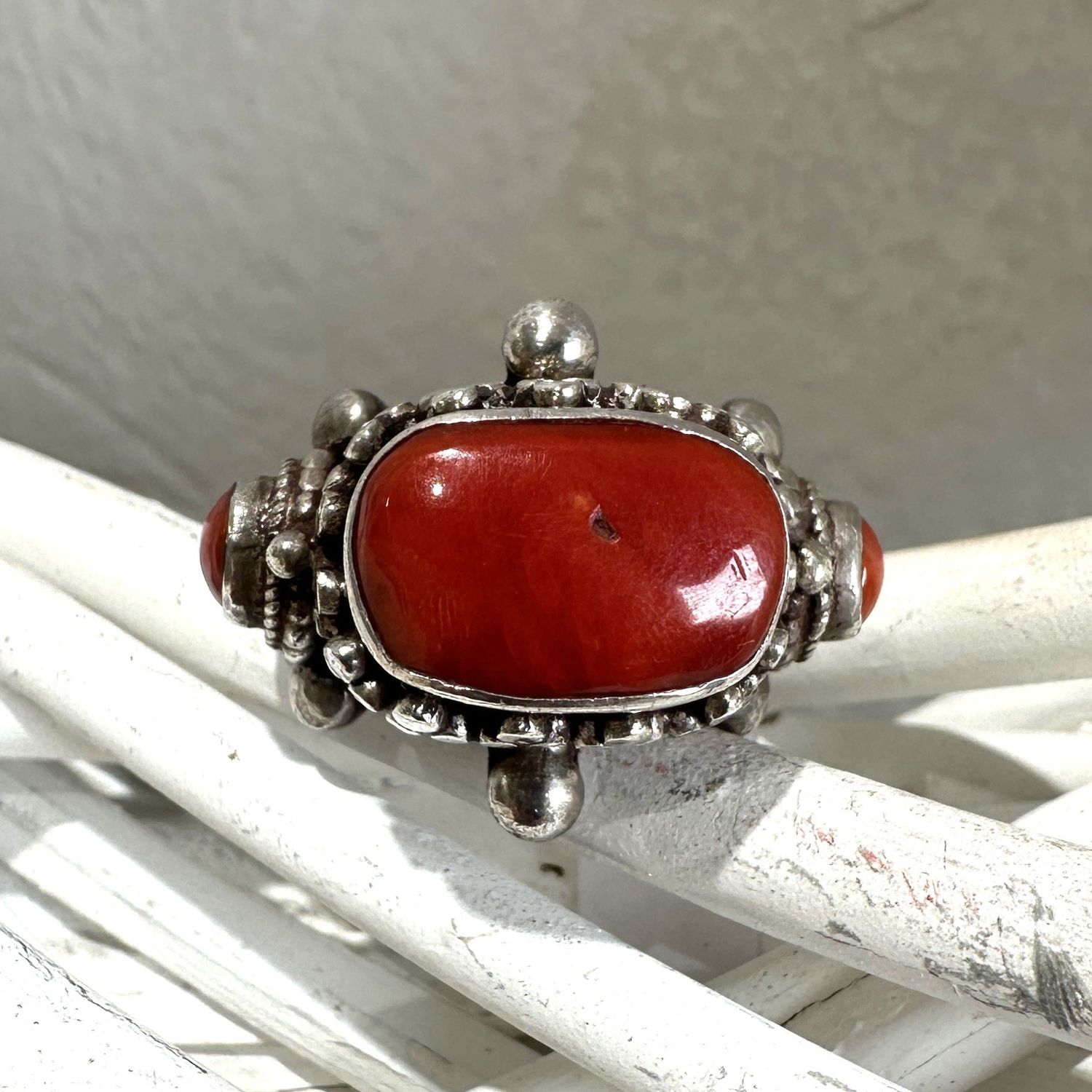 Anello stile etnico in argento con corallo rosso-Ventura Gioielli