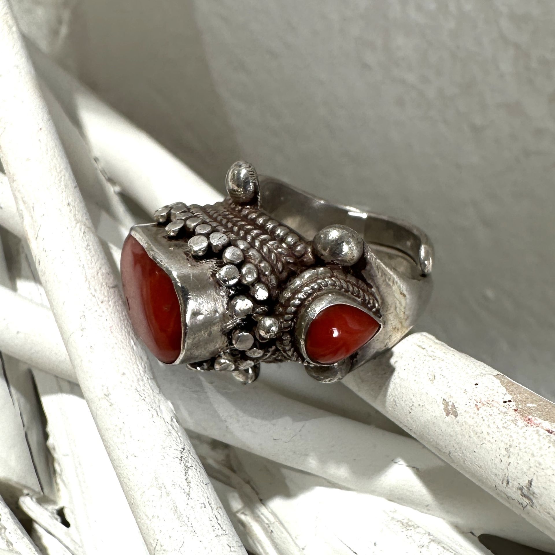 Anello stile etnico in argento con corallo rosso-Ventura Gioielli