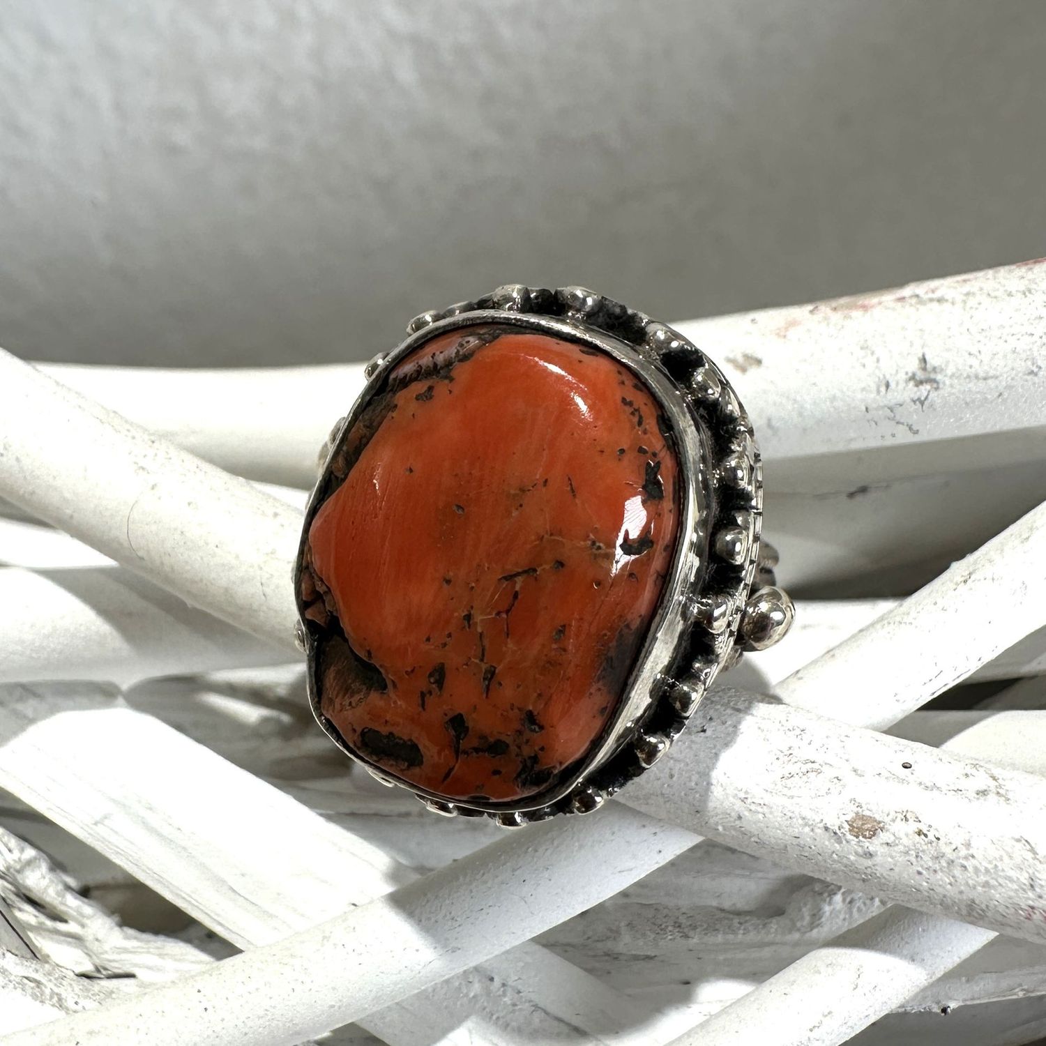 Anello stile etnico in argento vintage con corallo-Ventura Gioielli
