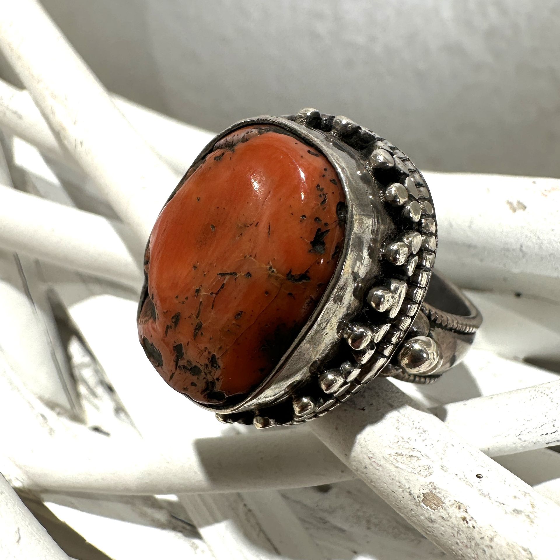 Anello stile etnico in argento vintage con corallo-Ventura Gioielli